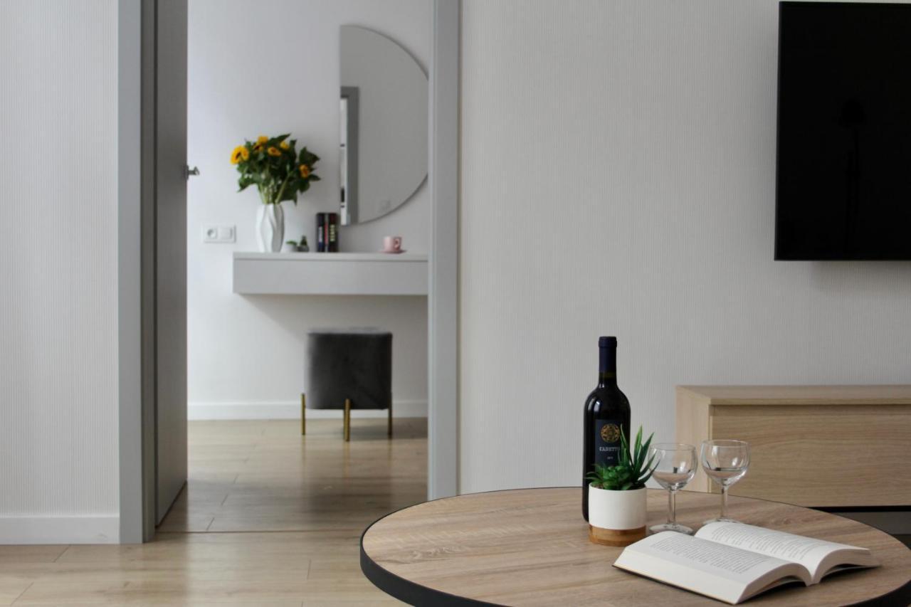 Luna Apartments Еленя-Гура Экстерьер фото
