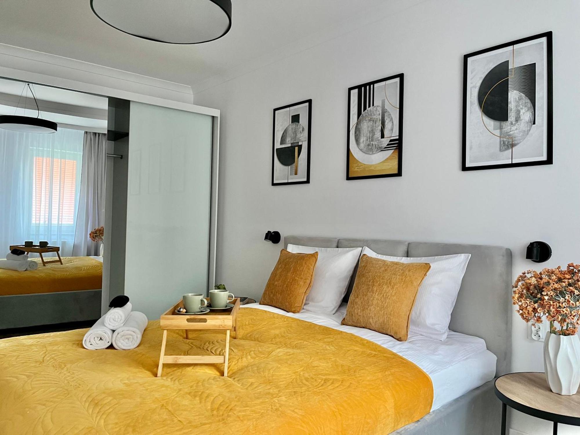 Luna Apartments Еленя-Гура Экстерьер фото