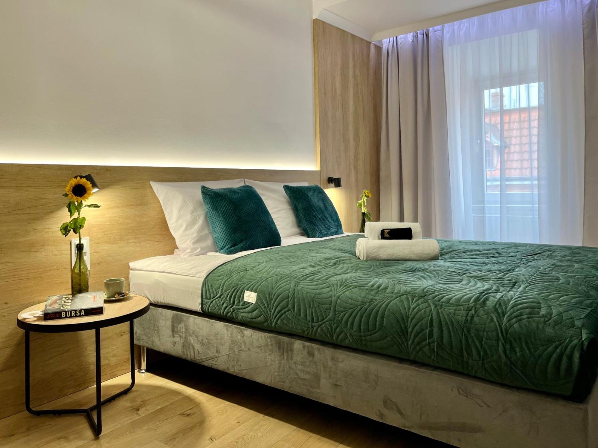 Luna Apartments Еленя-Гура Экстерьер фото